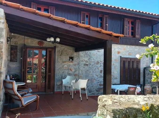 Casa De Madeira E Pedra