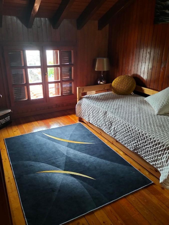 Casa De Madeira E Pedra Holiday home *