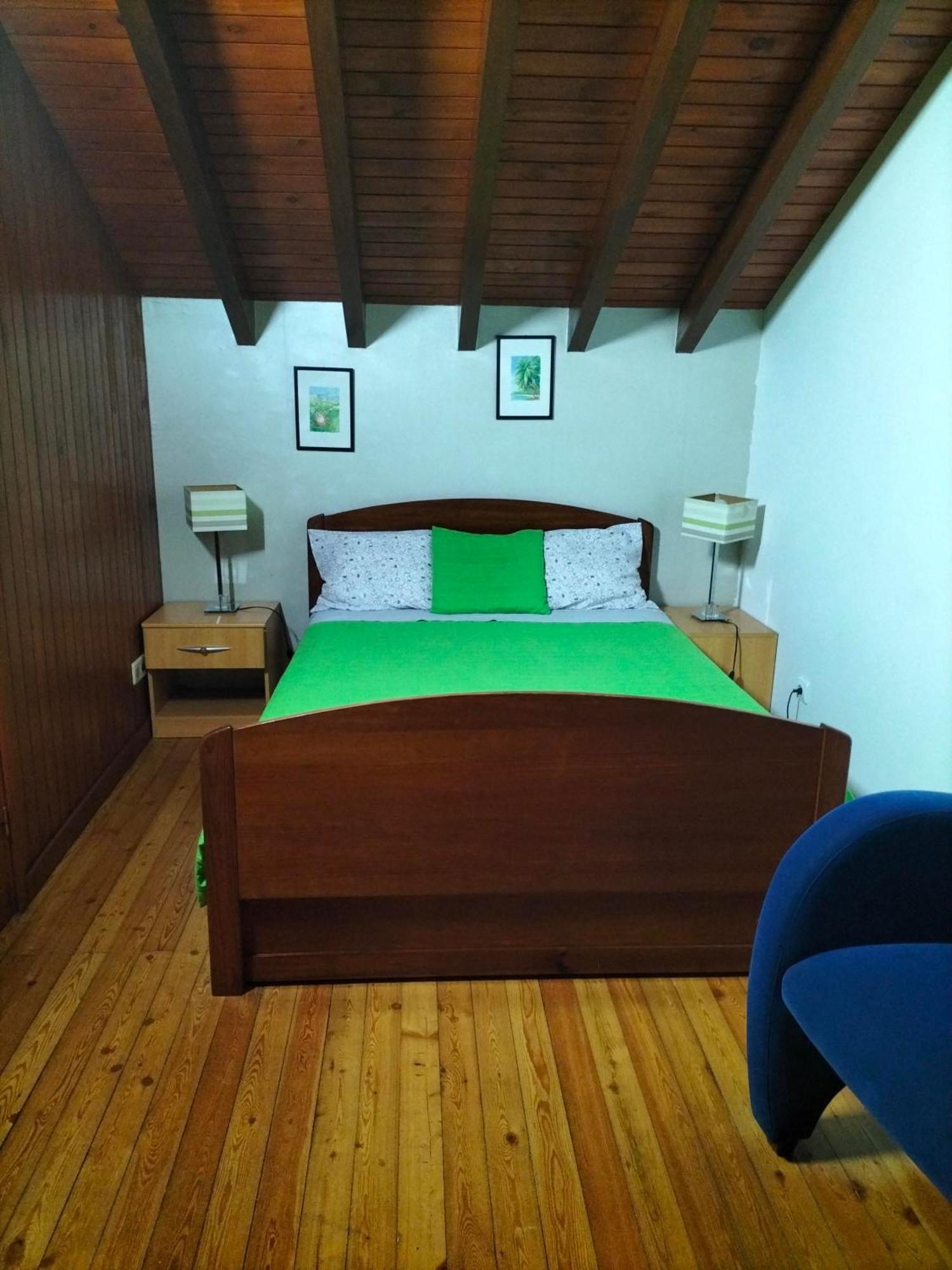 Casa De Madeira E Pedra Holiday home *